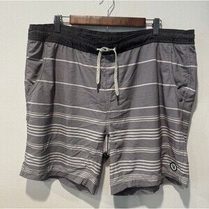 Vuori Kore Shorts Men's Sz XXL Gray Striped Athletic Lined 8 Inseam Drawstring